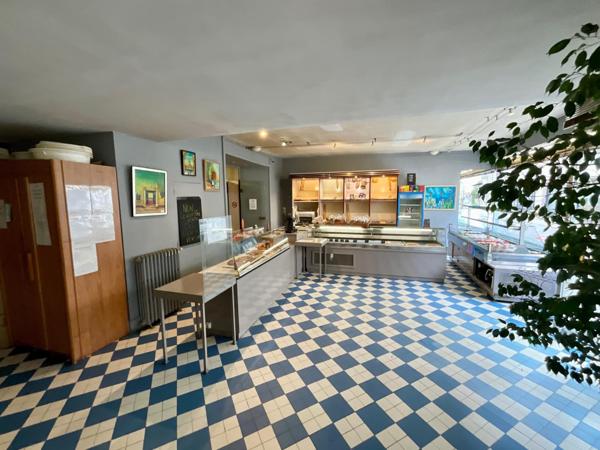 Commerce et appartement au centre-ville de Mehun sur Yèvre