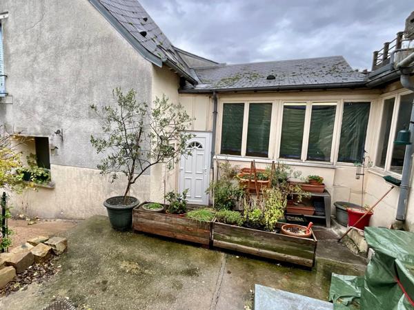 Commerce et appartement au centre-ville de Mehun sur Yèvre