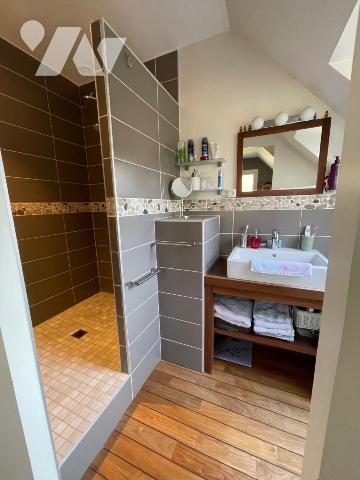 Élégance, calme et lumière — Maison rénovée de 202 m² avec piscine et étang