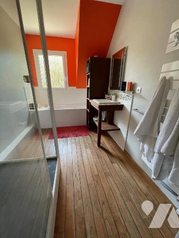 Élégance, calme et lumière — Maison rénovée de 202 m² avec piscine et étang