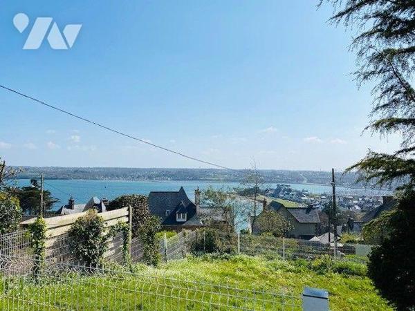 Une parcelle de terrain, de forme irrégulière, destinée à la construction d'une maison d'habitation.
