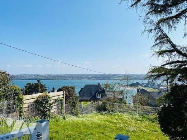 Une parcelle de terrain, de forme irrégulière, destinée à la construction d'une maison d'habitation.