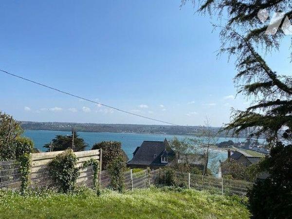 Une parcelle de terrain, de forme irrégulière, destinée à la construction d'une maison d'habitation.
