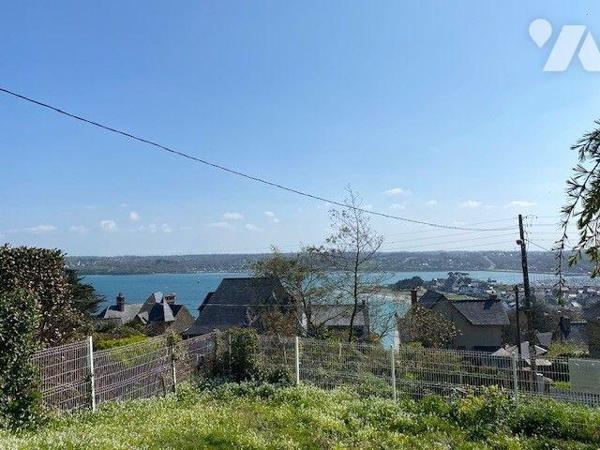 Une parcelle de terrain, de forme irrégulière, destinée à la construction d'une maison d'habitation.