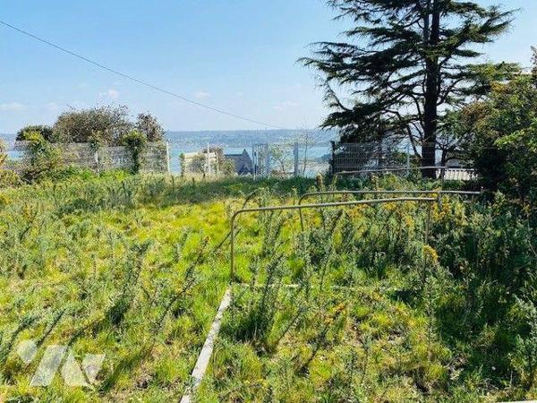 Une parcelle de terrain, de forme irrégulière, destinée à la construction d'une maison d'habitation.