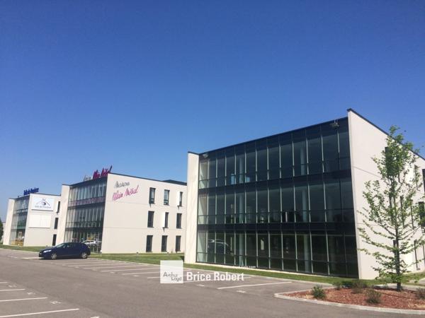 Bureaux à louer à Saint-Priest visibilité autoroute A43 dans immeubles neufs