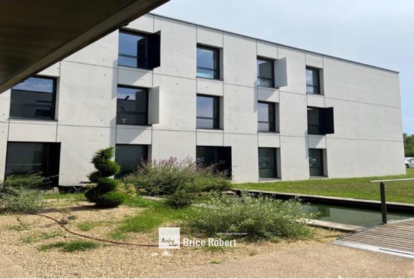 Bureaux à louer à Saint-Priest visibilité autoroute A43 dans immeubles neufs