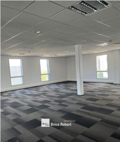 Bureaux à louer à Saint-Priest visibilité autoroute A43 dans immeubles neufs