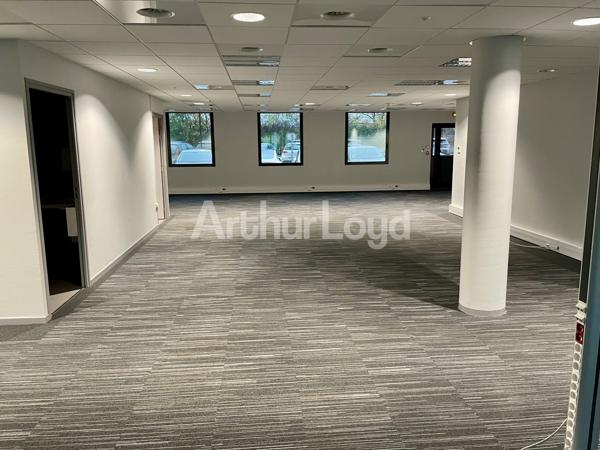 Bureaux à louer à Marcq-en-Baroeul - Surface en RDC aménagée avec accueil et salles de réunion