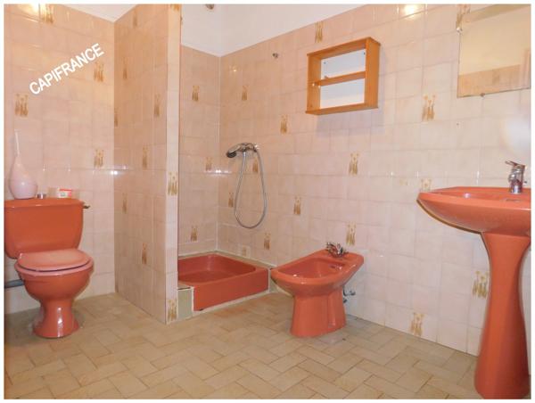 DIGNE-LES-BAINS 04000 A VENDRE Maison traditionnelle avec 2 appartements, terrain clos, garage et cave