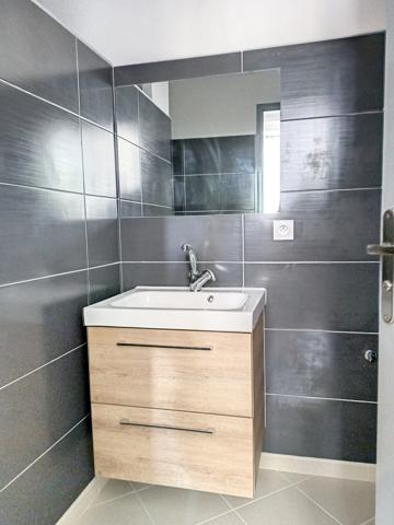 Appartement avec terrasse 3 pièces en location à Bollène avec JURISTIMMO