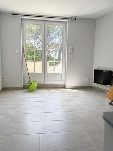 Appartement avec terrasse 3 pièces en location à Bollène avec JURISTIMMO