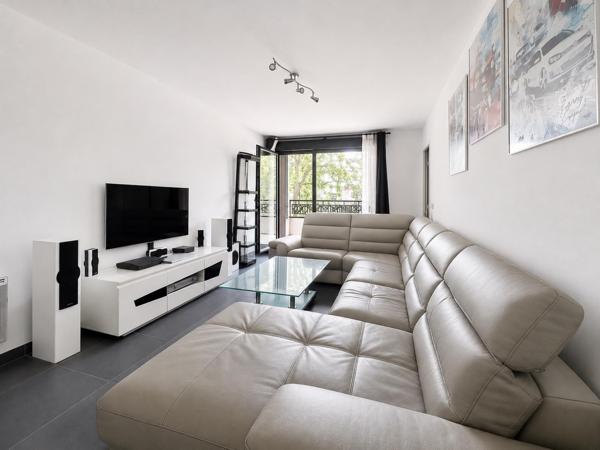 Limeil-Brévannes – Bel appartement 2 pièces avec balcon et parking, résidence sécurisée 2012