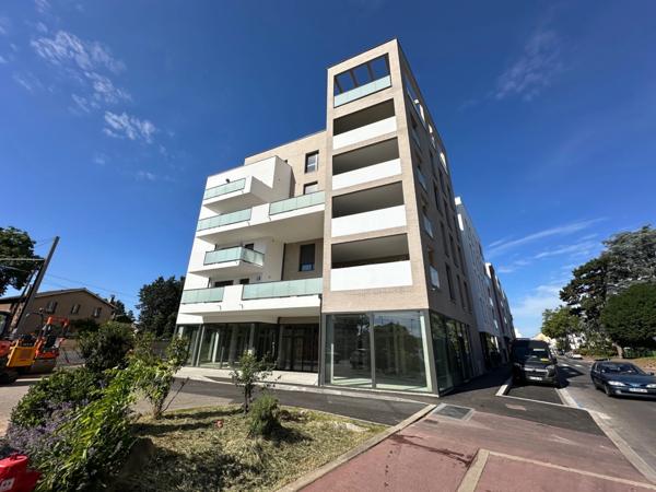 Local commercial à louer DECINES CHARPIEU (69), magnifique local en angle de 197m2 avec terrasse privative à l'année