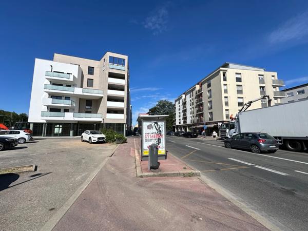 Local commercial à louer DECINES CHARPIEU (69), magnifique local en angle de 197m2 avec terrasse privative à l'année