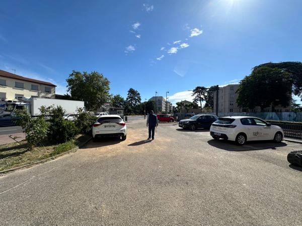 Local commercial à louer DECINES CHARPIEU (69), magnifique local en angle de 197m2 avec terrasse privative à l'année