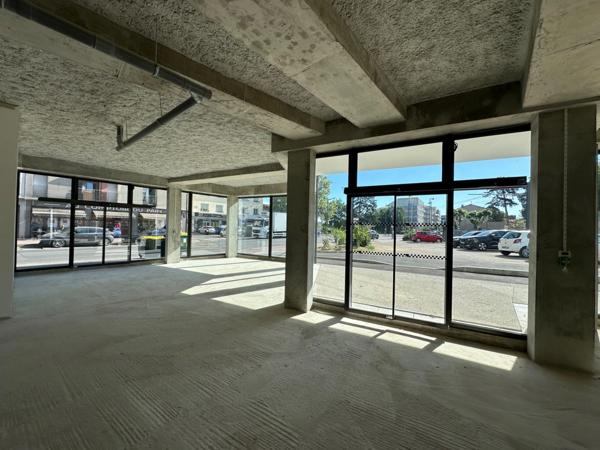 Local commercial à louer DECINES CHARPIEU (69), magnifique local en angle de 197m2 avec terrasse privative à l'année