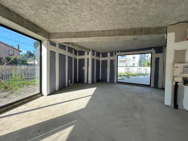 Local commercial à louer DECINES CHARPIEU (69), magnifique local en angle de 197m2 avec terrasse privative à l'année