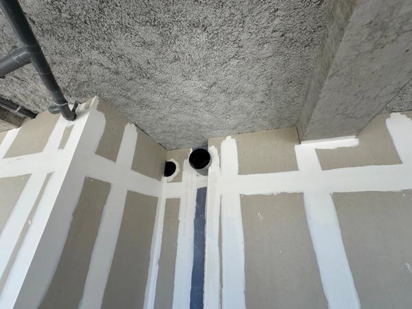 Local commercial à louer DECINES CHARPIEU (69), magnifique local en angle de 197m2 avec terrasse privative à l'année