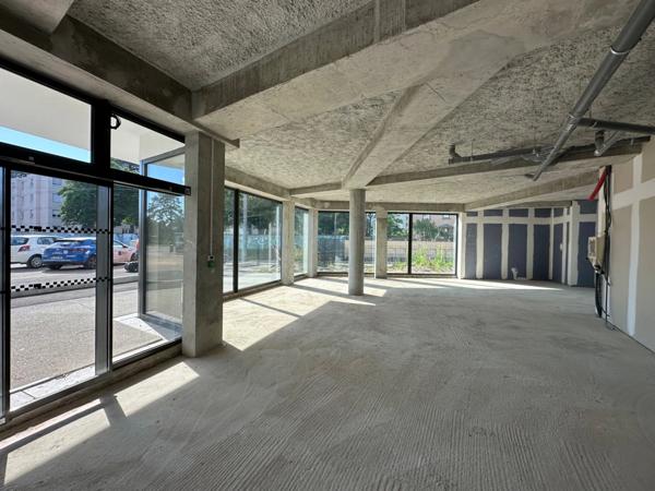 Local commercial à louer DECINES CHARPIEU (69), magnifique local en angle de 197m2 avec terrasse privative à l'année