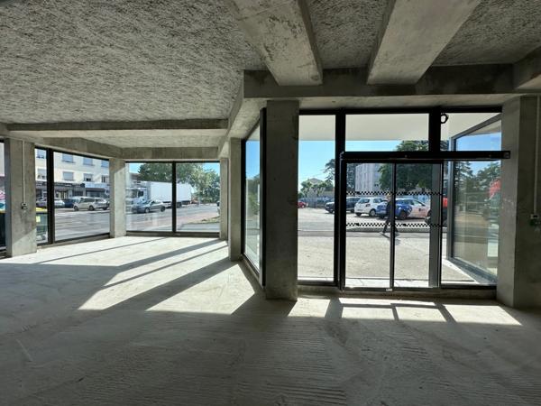 Local commercial à louer DECINES CHARPIEU (69), magnifique local en angle de 197m2 avec terrasse privative à l'année