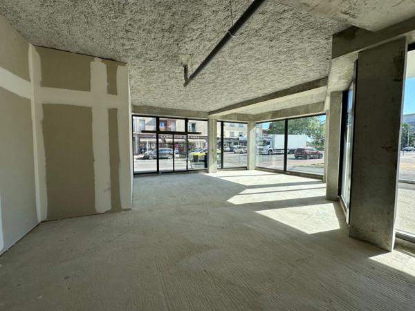 Local commercial à louer DECINES CHARPIEU (69), magnifique local en angle de 197m2 avec terrasse privative à l'année