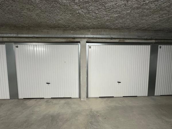 Local commercial à louer DECINES CHARPIEU (69), magnifique local en angle de 197m2 avec terrasse privative à l'année