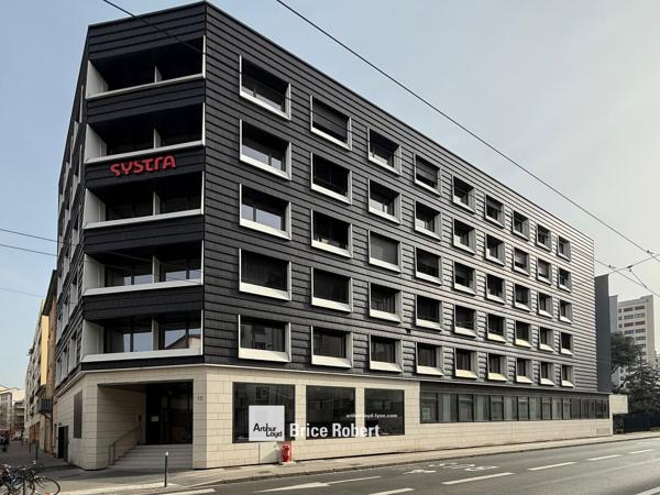 Location bureaux rénovés Lyon Part-Dieu proche transports et services