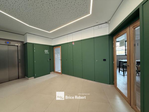 Location bureaux rénovés Lyon Part-Dieu proche transports et services