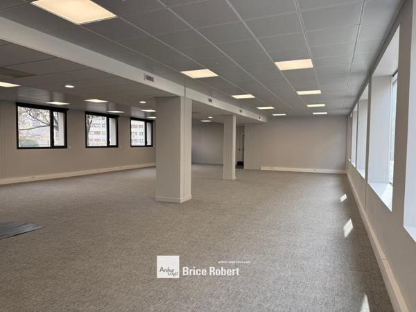 Location bureaux rénovés Lyon Part-Dieu proche transports et services