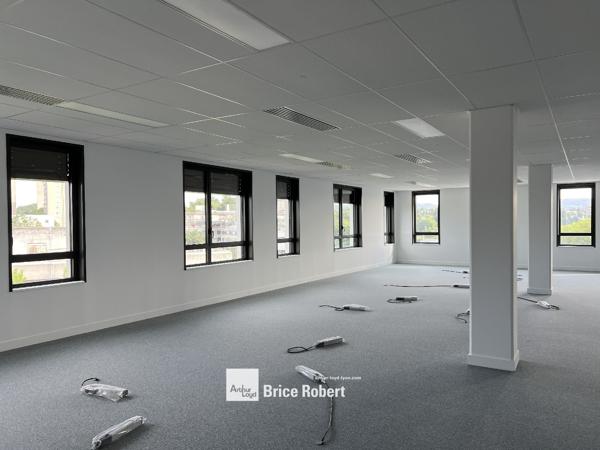 Bureaux neufs à louer à Lyon avec terrasses et parkings dans ensemble moderne