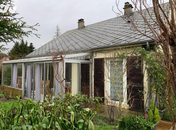 Maison de plain-pied de 72m² avec jardin et garage.