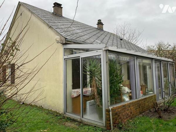 Maison de plain-pied de 72m² avec jardin et garage.