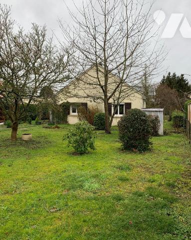 Maison de plain-pied de 72m² avec jardin et garage.