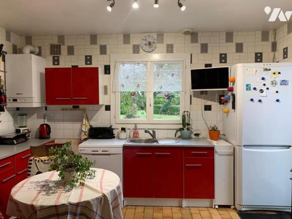 Maison de plain-pied de 72m² avec jardin et garage.