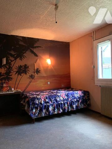 Maison de plain-pied de 72m² avec jardin et garage.