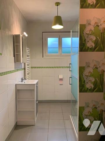 Maison de plain-pied de 72m² avec jardin et garage.