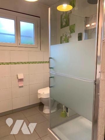 Maison de plain-pied de 72m² avec jardin et garage.