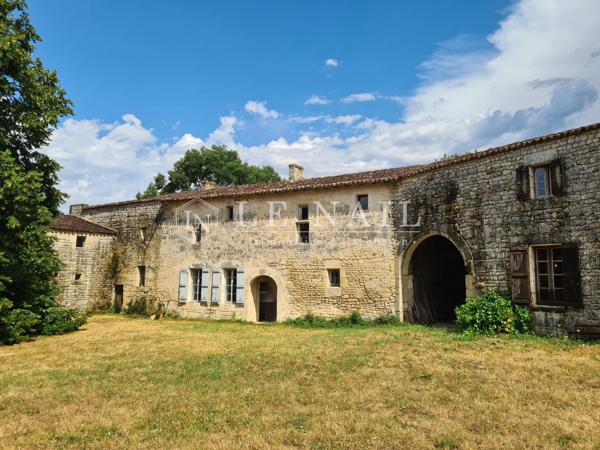 Château médiéval du XIVe siècle, en Charente Maritime, ISMH