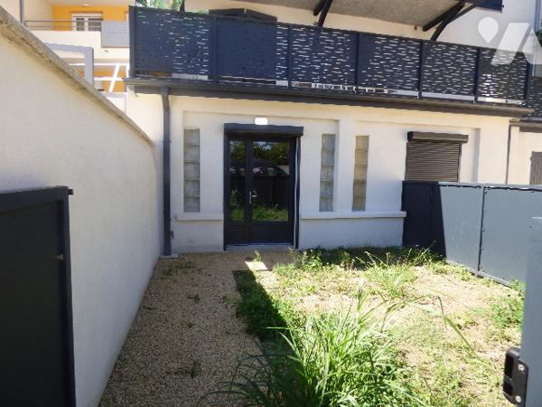 T3 en RDC avec jardin sur STE CECILE LES VIGNES , centre village, proche commerces+  garage.