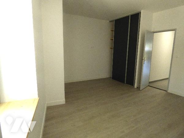 T3 en RDC avec jardin sur STE CECILE LES VIGNES , centre village, proche commerces+  garage.