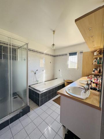 Draguignan (83300) DRAGUIGNAN - Belle villa de 2005 en impasse au calme. Terrain de 556 m² entièrement clôturé.