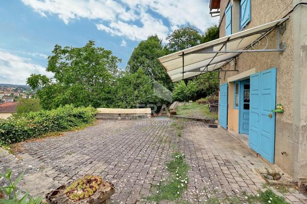 Idéalement située au coeur d'un parc arboré