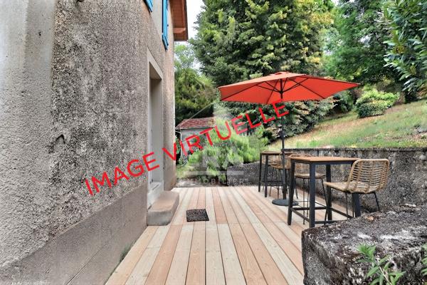 Idéalement située au coeur d'un parc arboré