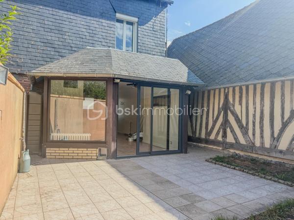 Située sur la commune de Pont-l’Évêque, à proximité immédiate des commerces et de toutes les commodités, découvrez cette charmante maison mitoyenne d’environ 50 m², répartie sur trois niveaux.

Dès l’entrée, vous apprécierez sa pièce de vie lumineuse, bénéficiant d’une belle luminosité grâce à son avancée en véranda, ainsi que sa cuisine aménagée.

À l’extérieur, la maison dispose d’un agréable espace avec terrasse et abri de jardin, le tout sans vis-à-vis, idéal pour profiter des beaux jours en toute tranquillité.

Un WC indépendant complète le rez-de-chaussée.

Au premier étage, vous trouverez une chambre avec sa salle d’eau et WC privatifs.

Au deuxième et dernier étage, une seconde chambre ainsi qu’une salle de bains avec WC viennent compléter l’ensemble.

Avec sa façade à colombages, son agencement sur trois niveaux et son extérieur préservé des regards, cette maison offre un cadre agréable à deux pas du centre de Pont-l’Évêque.

À découvrir rapidement !