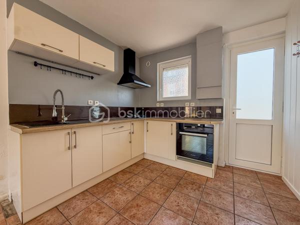 Située sur la commune de Pont-l’Évêque, à proximité immédiate des commerces et de toutes les commodités, découvrez cette charmante maison mitoyenne d’environ 50 m², répartie sur trois niveaux.

Dès l’entrée, vous apprécierez sa pièce de vie lumineuse, bénéficiant d’une belle luminosité grâce à son avancée en véranda, ainsi que sa cuisine aménagée.

À l’extérieur, la maison dispose d’un agréable espace avec terrasse et abri de jardin, le tout sans vis-à-vis, idéal pour profiter des beaux jours en toute tranquillité.

Un WC indépendant complète le rez-de-chaussée.

Au premier étage, vous trouverez une chambre avec sa salle d’eau et WC privatifs.

Au deuxième et dernier étage, une seconde chambre ainsi qu’une salle de bains avec WC viennent compléter l’ensemble.

Avec sa façade à colombages, son agencement sur trois niveaux et son extérieur préservé des regards, cette maison offre un cadre agréable à deux pas du centre de Pont-l’Évêque.

À découvrir rapidement !