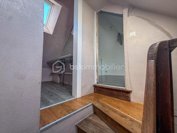 Située sur la commune de Pont-l’Évêque, à proximité immédiate des commerces et de toutes les commodités, découvrez cette charmante maison mitoyenne d’environ 50 m², répartie sur trois niveaux.

Dès l’entrée, vous apprécierez sa pièce de vie lumineuse, bénéficiant d’une belle luminosité grâce à son avancée en véranda, ainsi que sa cuisine aménagée.

À l’extérieur, la maison dispose d’un agréable espace avec terrasse et abri de jardin, le tout sans vis-à-vis, idéal pour profiter des beaux jours en toute tranquillité.

Un WC indépendant complète le rez-de-chaussée.

Au premier étage, vous trouverez une chambre avec sa salle d’eau et WC privatifs.

Au deuxième et dernier étage, une seconde chambre ainsi qu’une salle de bains avec WC viennent compléter l’ensemble.

Avec sa façade à colombages, son agencement sur trois niveaux et son extérieur préservé des regards, cette maison offre un cadre agréable à deux pas du centre de Pont-l’Évêque.

À découvrir rapidement !