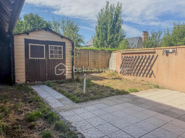 Située sur la commune de Pont-l’Évêque, à proximité immédiate des commerces et de toutes les commodités, découvrez cette charmante maison mitoyenne d’environ 50 m², répartie sur trois niveaux.

Dès l’entrée, vous apprécierez sa pièce de vie lumineuse, bénéficiant d’une belle luminosité grâce à son avancée en véranda, ainsi que sa cuisine aménagée.

À l’extérieur, la maison dispose d’un agréable espace avec terrasse et abri de jardin, le tout sans vis-à-vis, idéal pour profiter des beaux jours en toute tranquillité.

Un WC indépendant complète le rez-de-chaussée.

Au premier étage, vous trouverez une chambre avec sa salle d’eau et WC privatifs.

Au deuxième et dernier étage, une seconde chambre ainsi qu’une salle de bains avec WC viennent compléter l’ensemble.

Avec sa façade à colombages, son agencement sur trois niveaux et son extérieur préservé des regards, cette maison offre un cadre agréable à deux pas du centre de Pont-l’Évêque.

À découvrir rapidement !