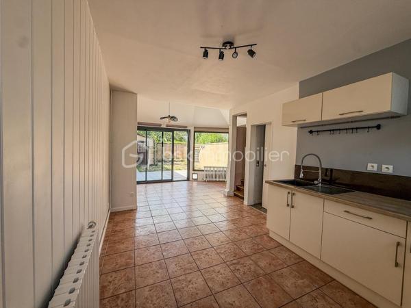 Située sur la commune de Pont-l’Évêque, à proximité immédiate des commerces et de toutes les commodités, découvrez cette charmante maison mitoyenne d’environ 50 m², répartie sur trois niveaux.

Dès l’entrée, vous apprécierez sa pièce de vie lumineuse, bénéficiant d’une belle luminosité grâce à son avancée en véranda, ainsi que sa cuisine aménagée.

À l’extérieur, la maison dispose d’un agréable espace avec terrasse et abri de jardin, le tout sans vis-à-vis, idéal pour profiter des beaux jours en toute tranquillité.

Un WC indépendant complète le rez-de-chaussée.

Au premier étage, vous trouverez une chambre avec sa salle d’eau et WC privatifs.

Au deuxième et dernier étage, une seconde chambre ainsi qu’une salle de bains avec WC viennent compléter l’ensemble.

Avec sa façade à colombages, son agencement sur trois niveaux et son extérieur préservé des regards, cette maison offre un cadre agréable à deux pas du centre de Pont-l’Évêque.

À découvrir rapidement !