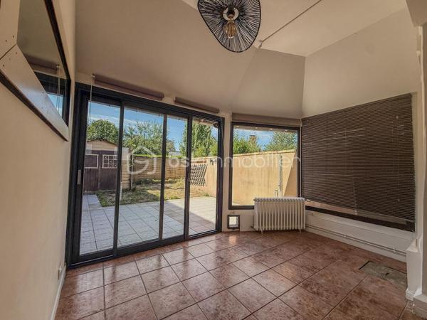 Située sur la commune de Pont-l’Évêque, à proximité immédiate des commerces et de toutes les commodités, découvrez cette charmante maison mitoyenne d’environ 50 m², répartie sur trois niveaux.

Dès l’entrée, vous apprécierez sa pièce de vie lumineuse, bénéficiant d’une belle luminosité grâce à son avancée en véranda, ainsi que sa cuisine aménagée.

À l’extérieur, la maison dispose d’un agréable espace avec terrasse et abri de jardin, le tout sans vis-à-vis, idéal pour profiter des beaux jours en toute tranquillité.

Un WC indépendant complète le rez-de-chaussée.

Au premier étage, vous trouverez une chambre avec sa salle d’eau et WC privatifs.

Au deuxième et dernier étage, une seconde chambre ainsi qu’une salle de bains avec WC viennent compléter l’ensemble.

Avec sa façade à colombages, son agencement sur trois niveaux et son extérieur préservé des regards, cette maison offre un cadre agréable à deux pas du centre de Pont-l’Évêque.

À découvrir rapidement !